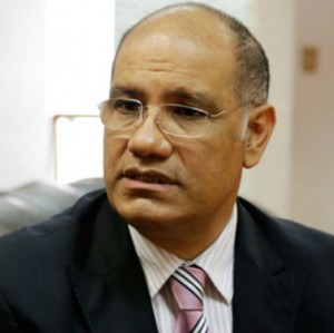 Columna - Banderas al viento. 